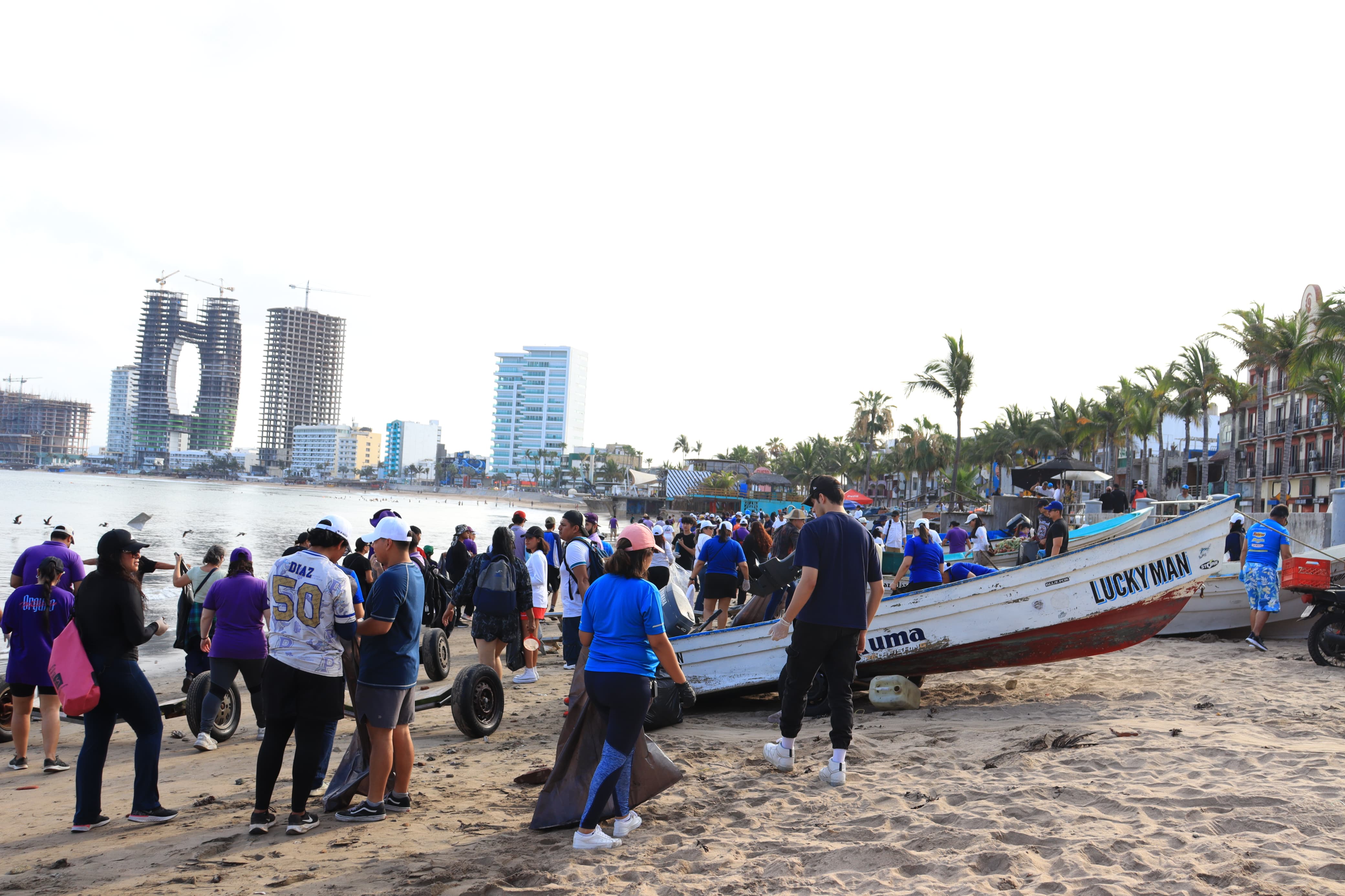Mazatlán se une en limpieza de sus playas.