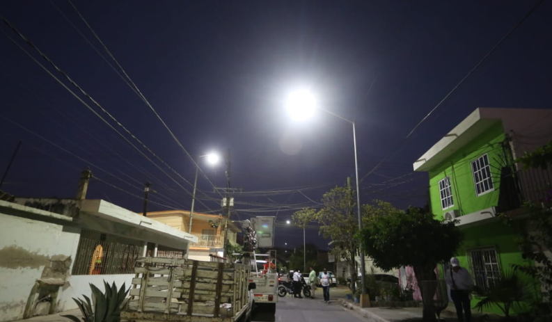 Alumbrado en una colonia de Mazatlán