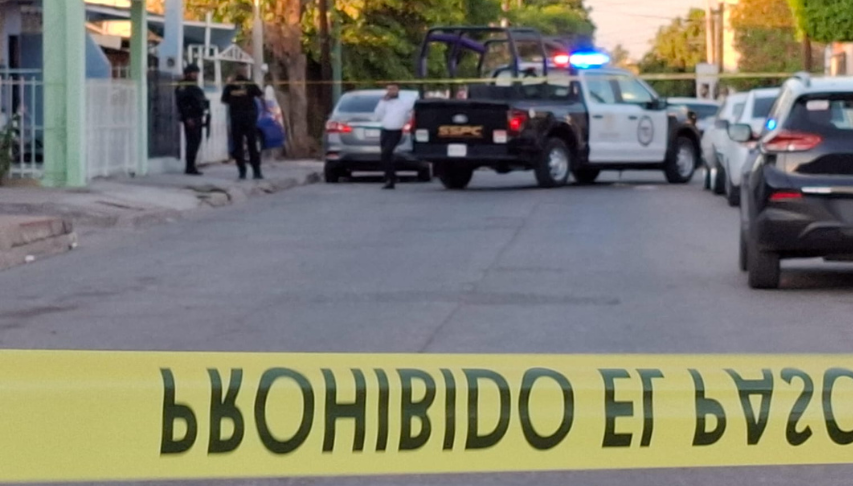 Elementos de la SSPC delimitan el área donde dos personas fueron asesinadas por gatilleros