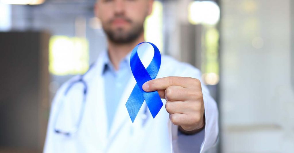 Doctor con moño azul referente al Cáncer de Próstata