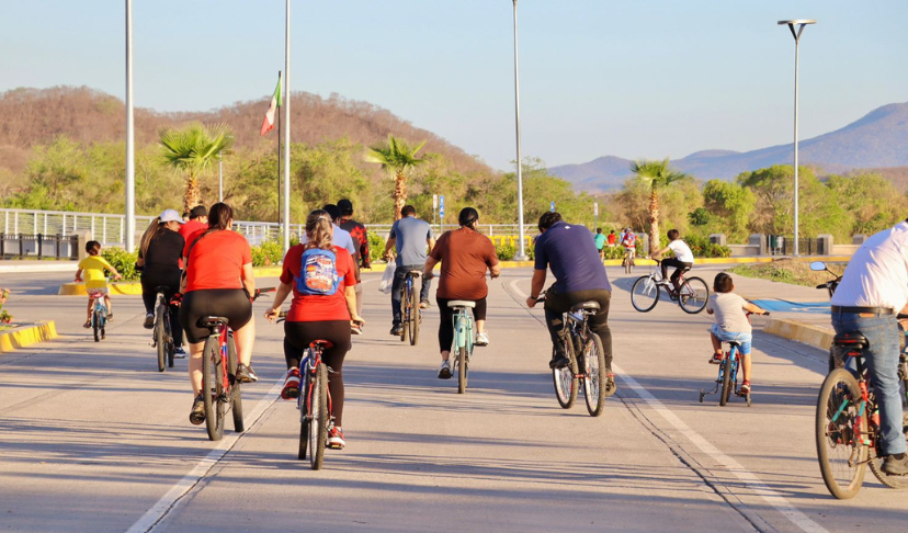 Familias recorren en bicicleta el malecón de Badiraguato 