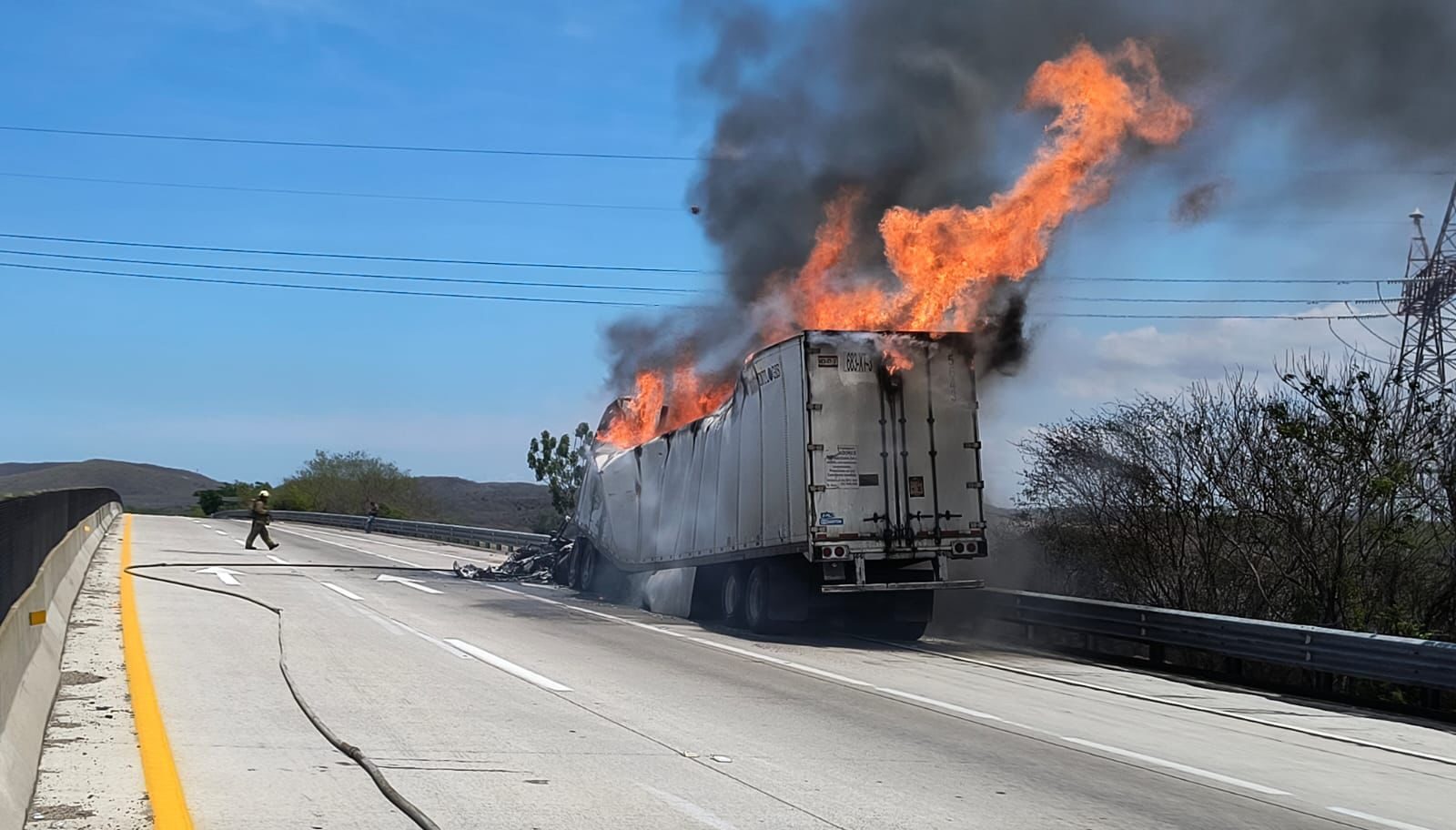 Incendio de tráiler en Mazatlán
