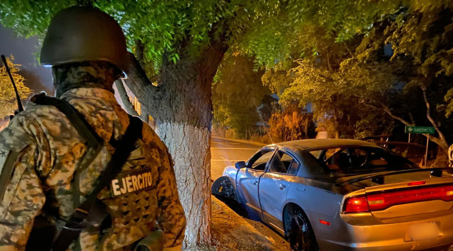 Vehículo abandonado con impactos de bala