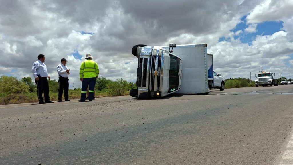 Quedó con las llantas a un costado