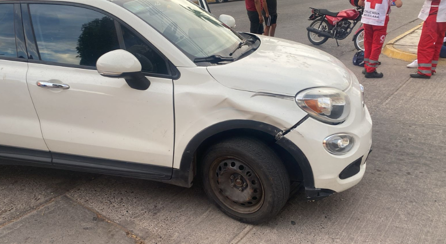 Vagoneta blanca con daños tras choque
