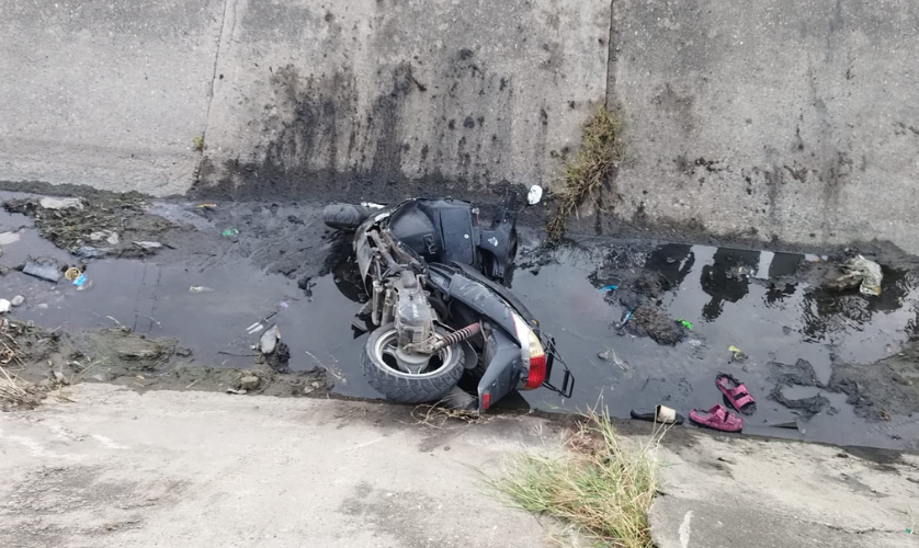 Moto cae a un canal