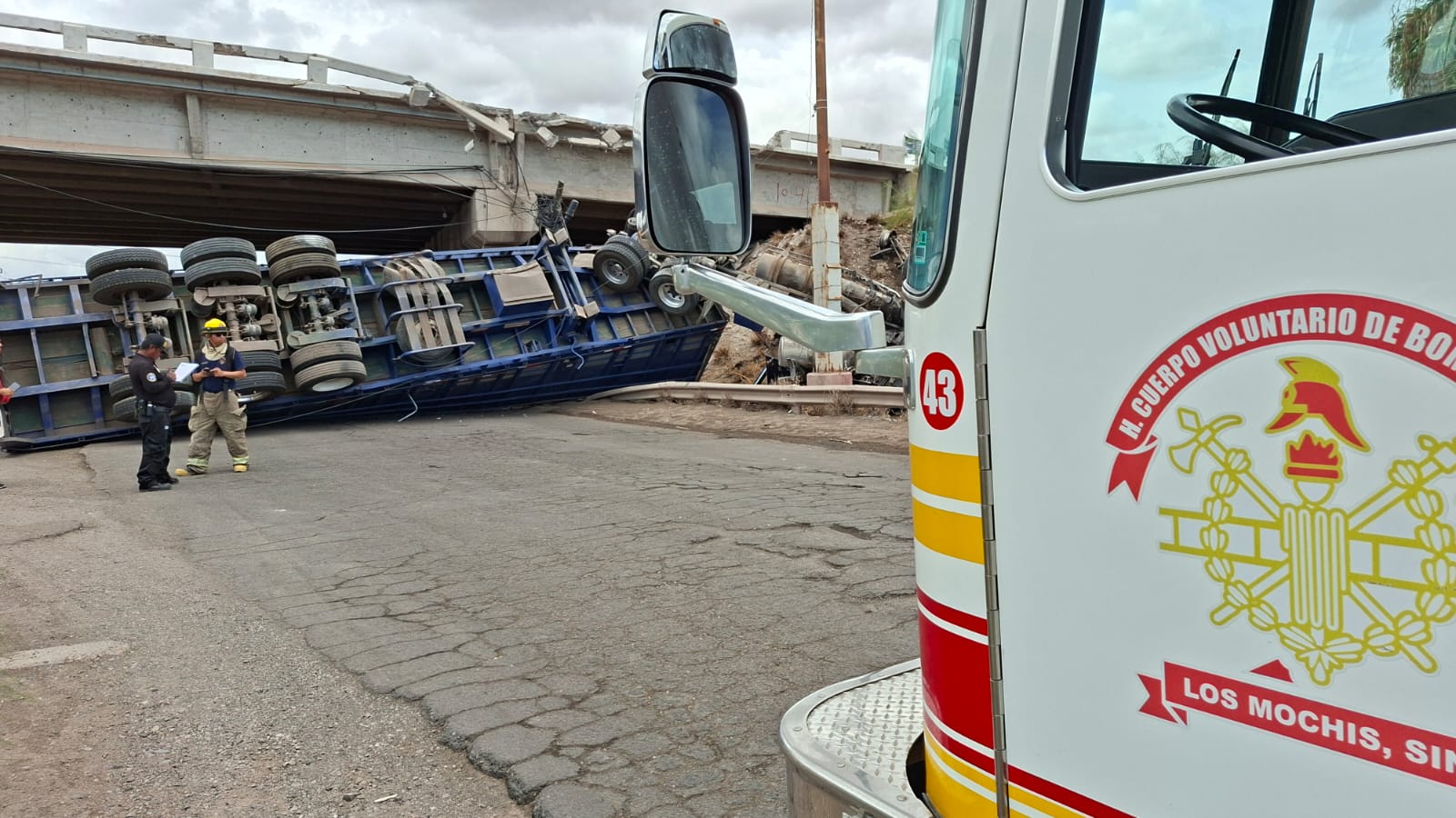 Tráiler cae del puente de la México 15