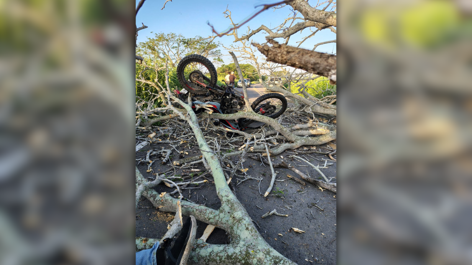 Motociclista sufre aparatoso accidente
