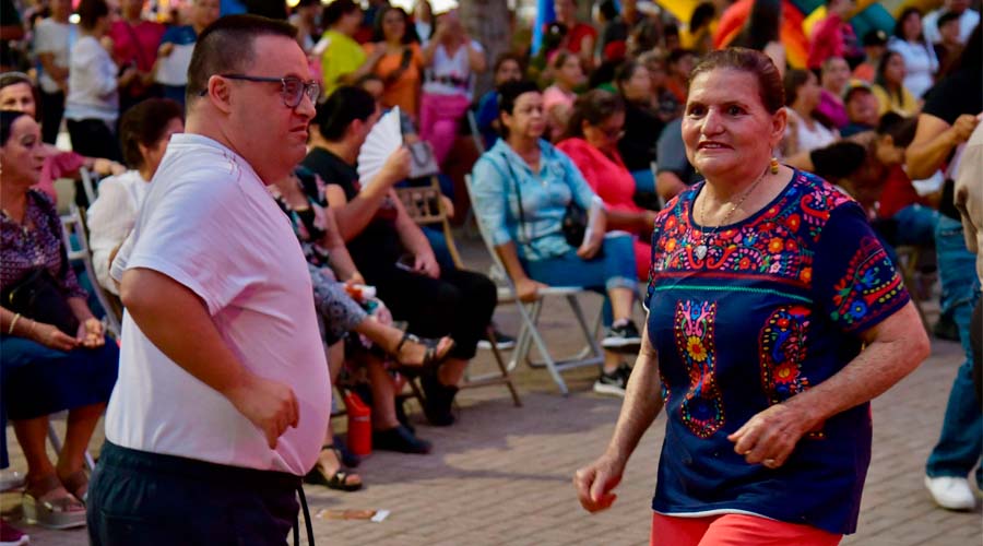 Guamuchilenses bailan con la música en vivo