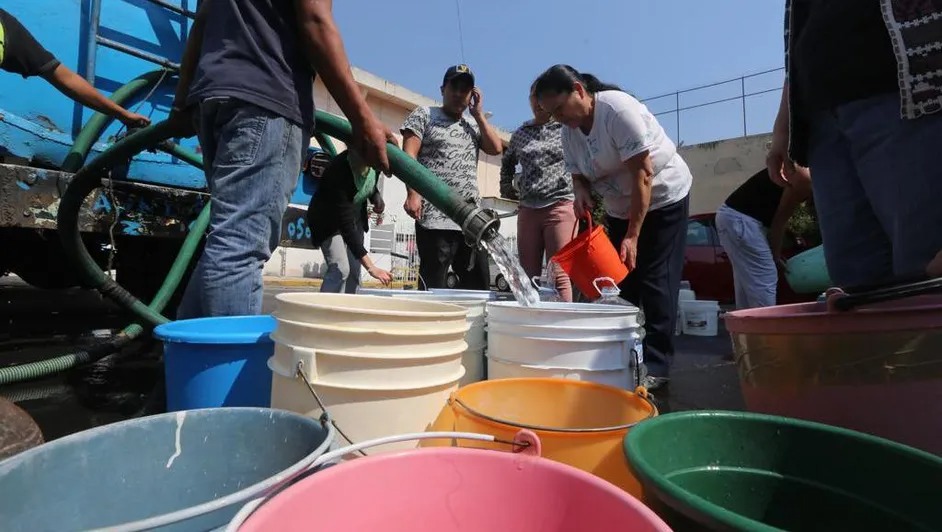 Distribución de agua potable en cubetas.