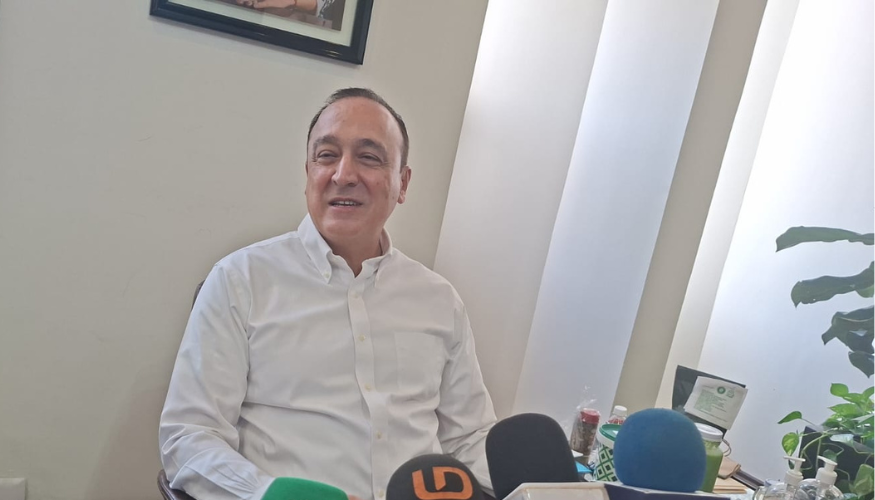 Antonio Menéndez habla con la prensa de Sinaloa