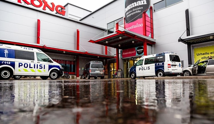 Apuñalamiento masivo cerca de un centro comercial de Finlandia deja varios heridos
