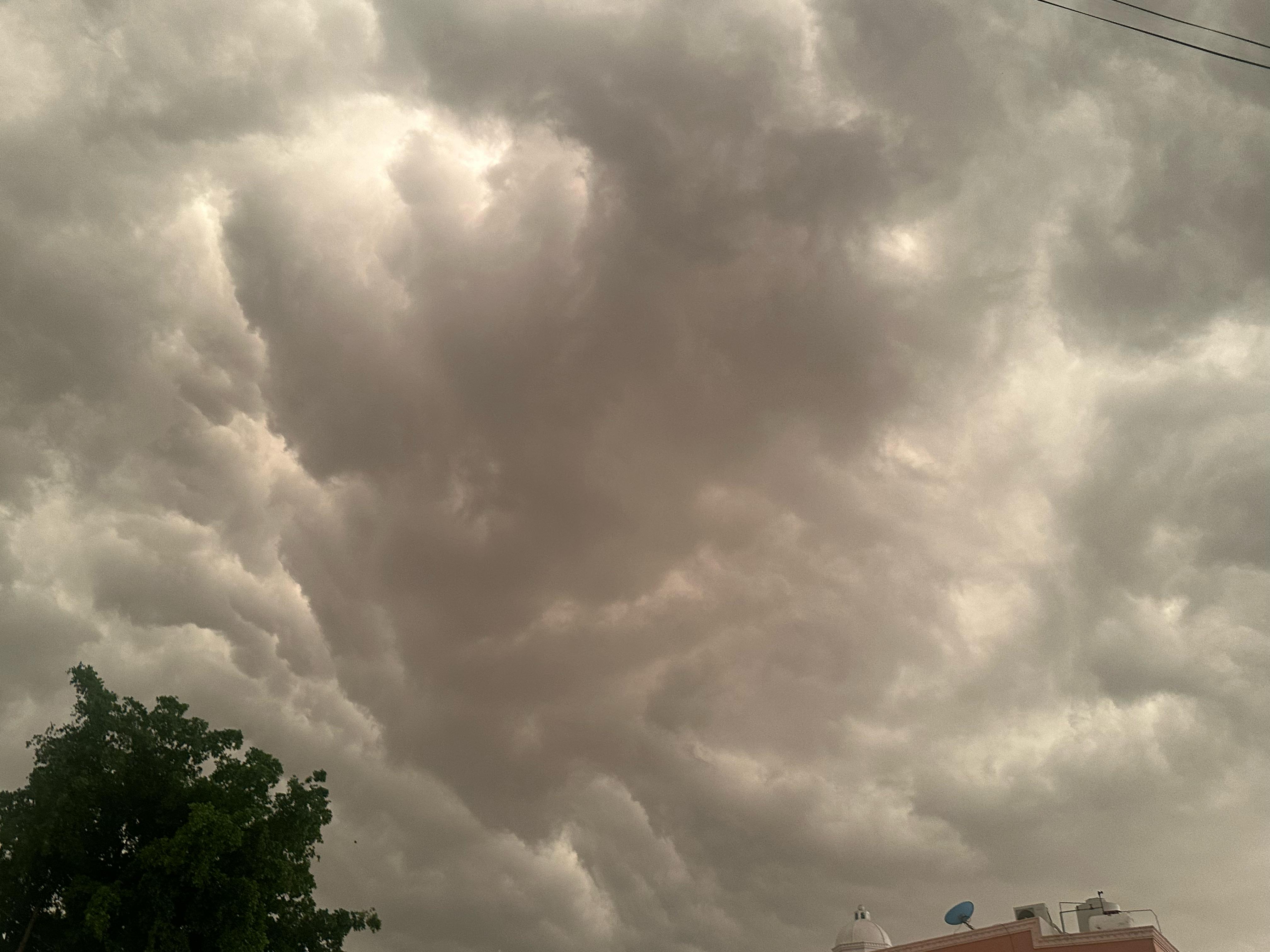 Nubes en tonos grises y blancos, nubes de lluvia