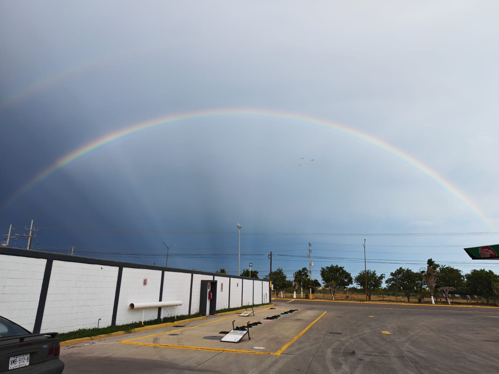 Clima lluvioso y un arcoíris en el cielo, en Elota.