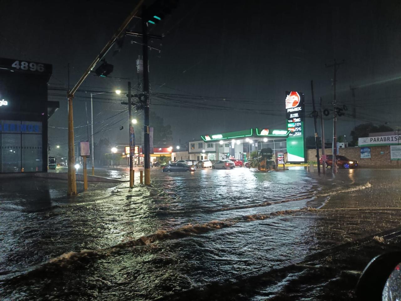 Arroyo generado por las lluvias intensas en Culiacán