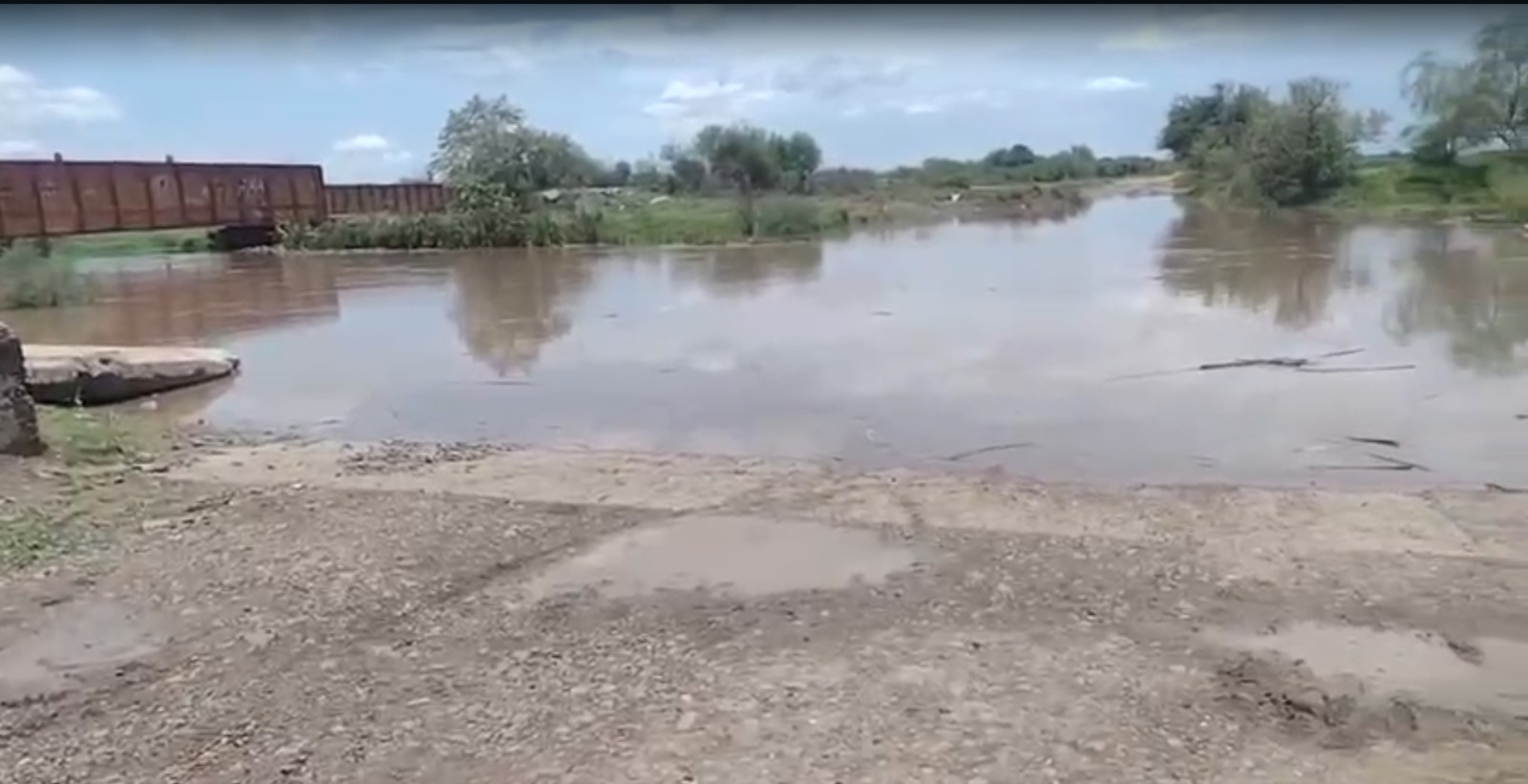 Crece el arroyo y corta camino