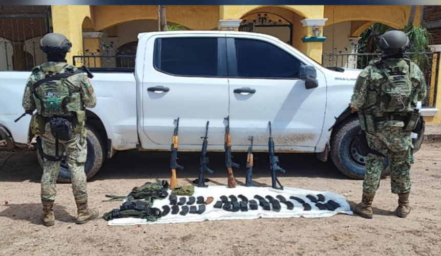 Militares aseguran vehículos y armas