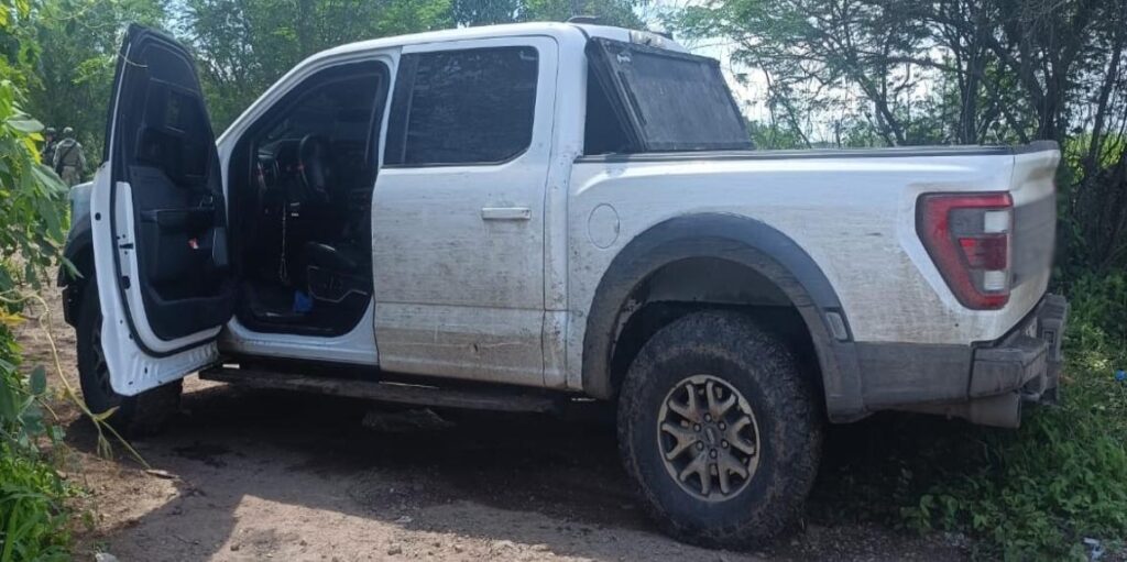 Aseguran armas largas, cartuchos, cargadores y autos en Rosario y Elota