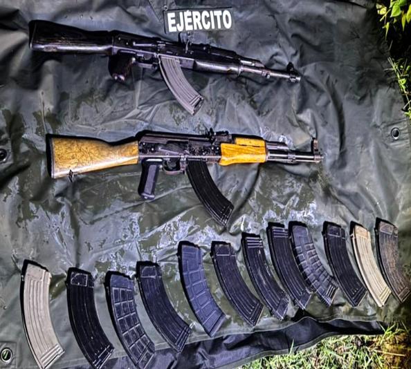 Aseguran armas largas, cartuchos, cargadores y autos en Rosario y Elota