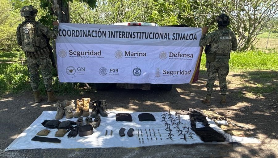 Aseguran vehículo blindado con cargadores, cartuchos y equipo táctico dentro