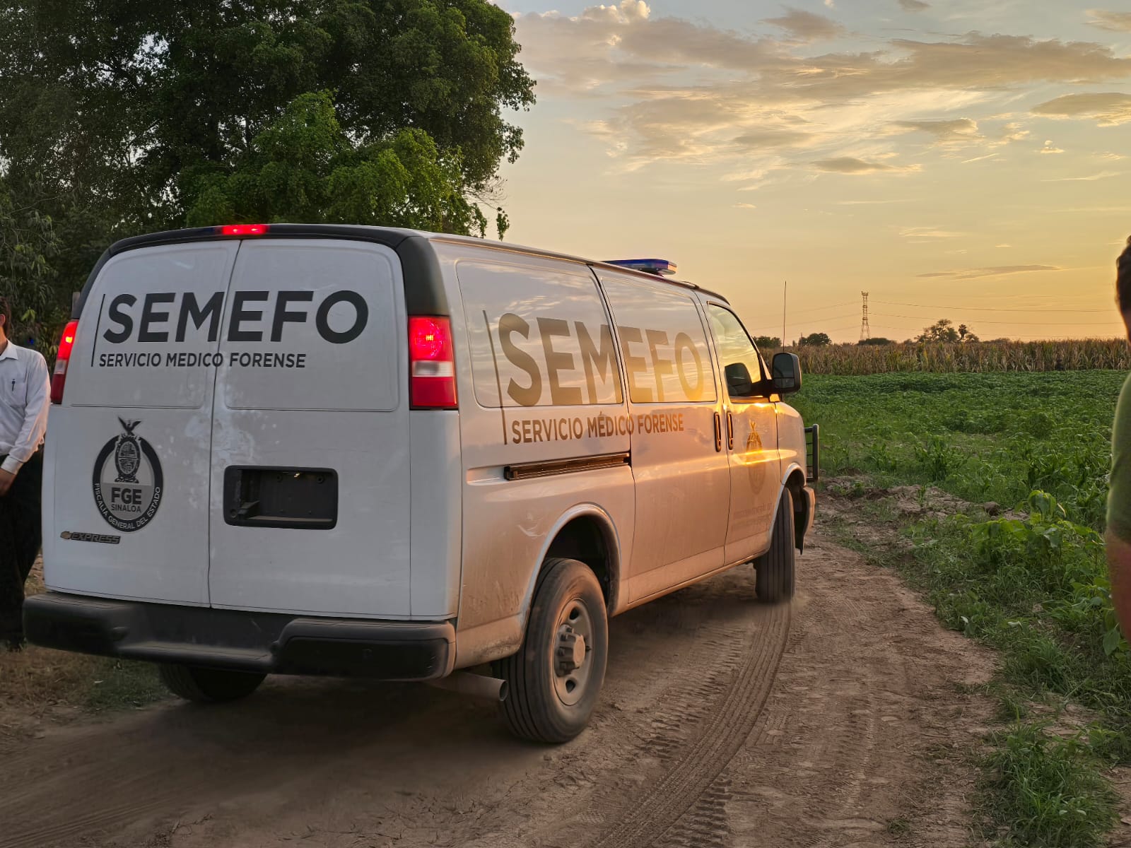 Unidad de Semefo en el lugar del hallazgo.