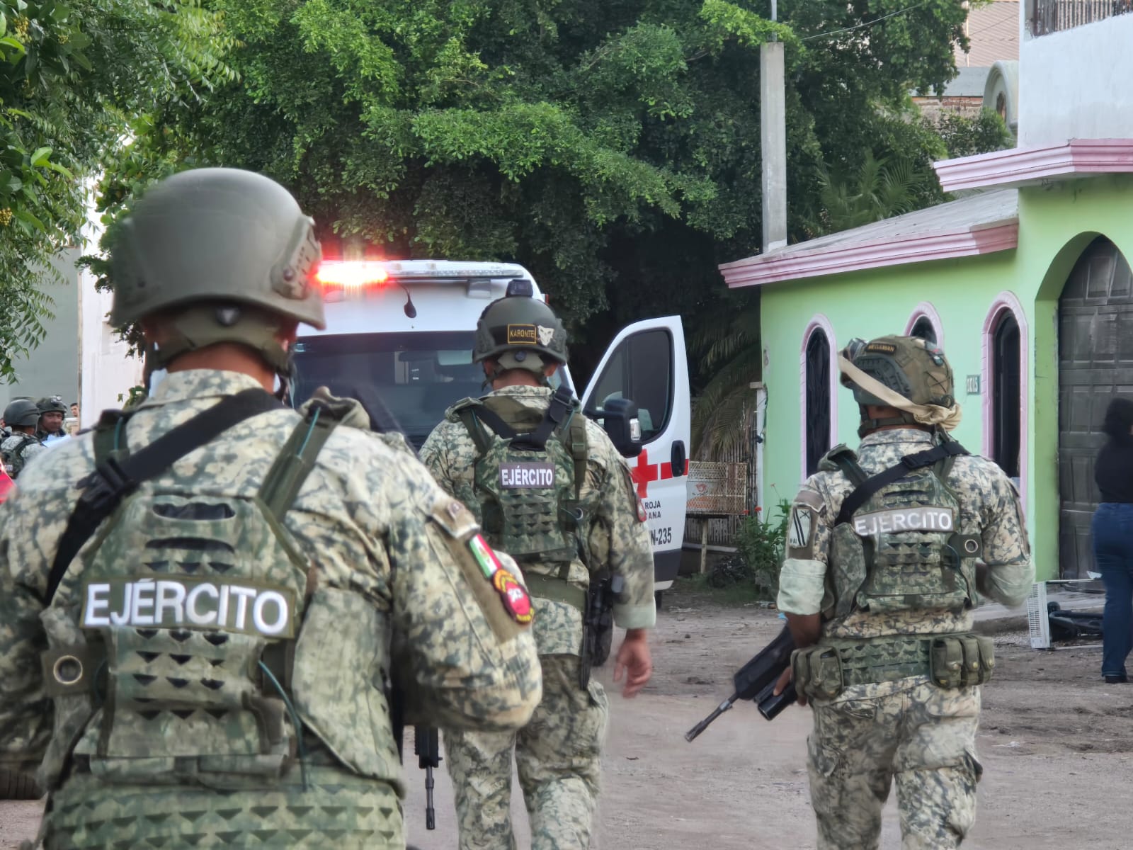 Ejército Mexicano y una ambulancia de la Cruz Roja en el lugar del crimen.