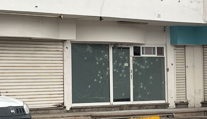 Entrada de un local comercial baleado por sujetos armados