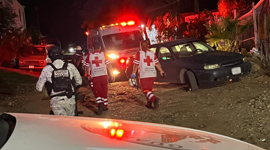 Paramédicos y elementos de la Policía Estatal delimitan la colonia tras el ataque a balazos
