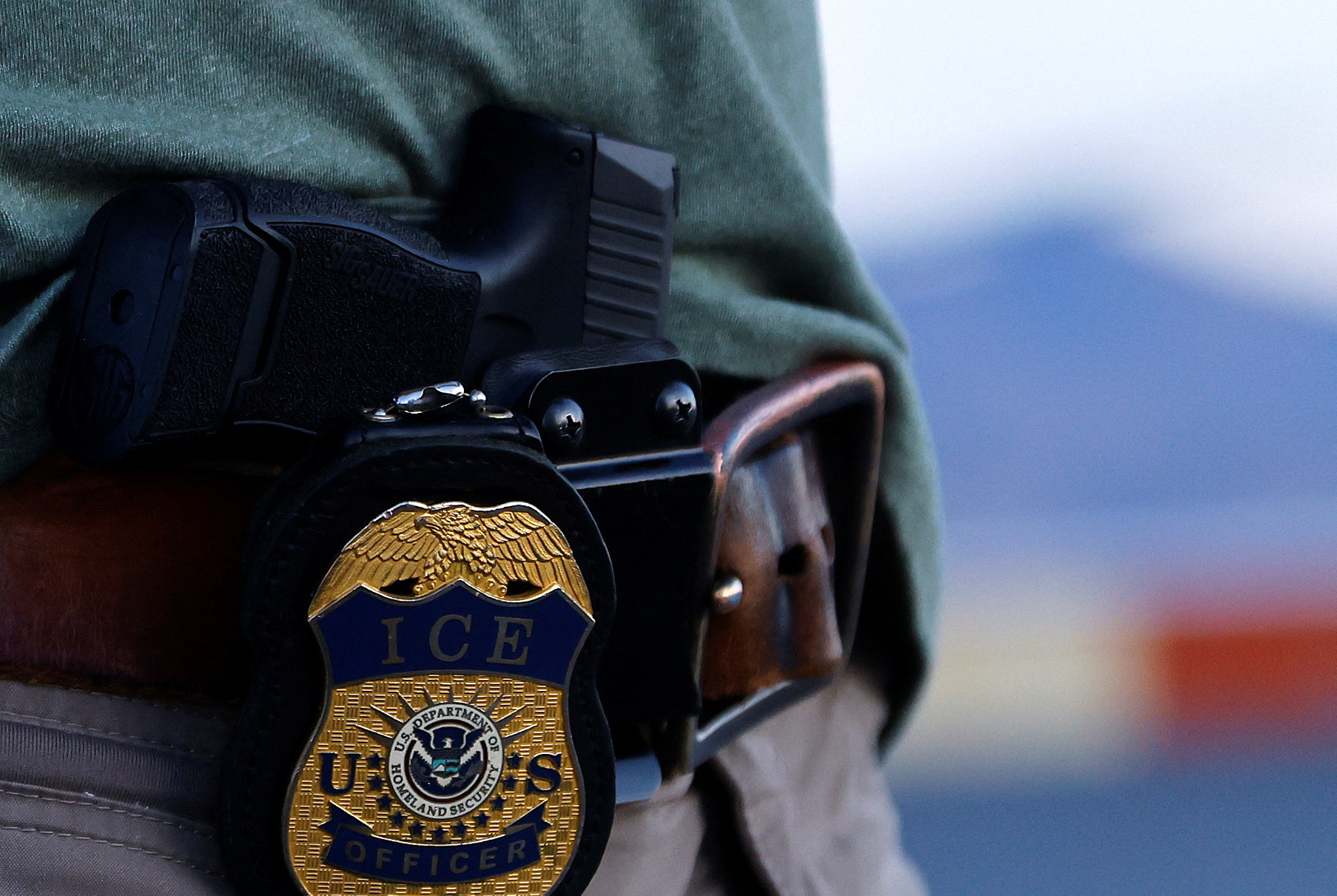 Ataque armado en centro migratorio de Texas deja un oficial herido y 10 detenidos