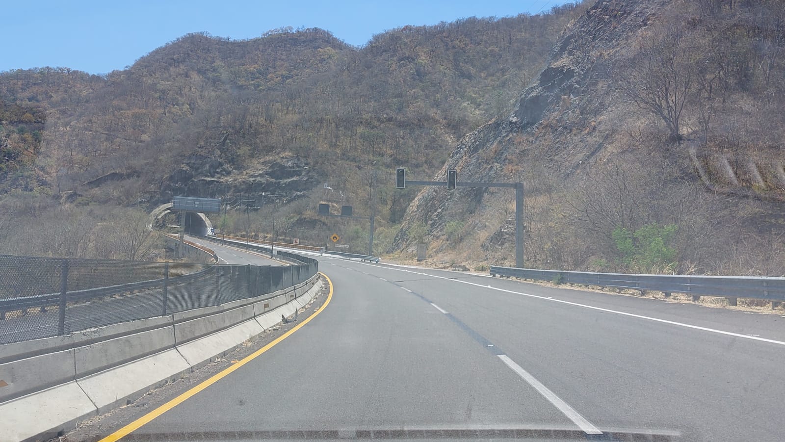 Cierre de autopista en ambos carriles.