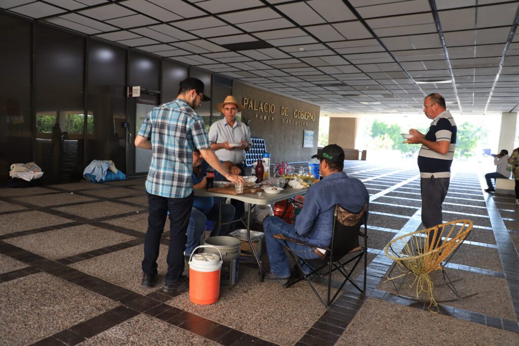 Autoridades apuestan al diálogo y la gestión ante bloqueo de productores en Palacio de Gobierno