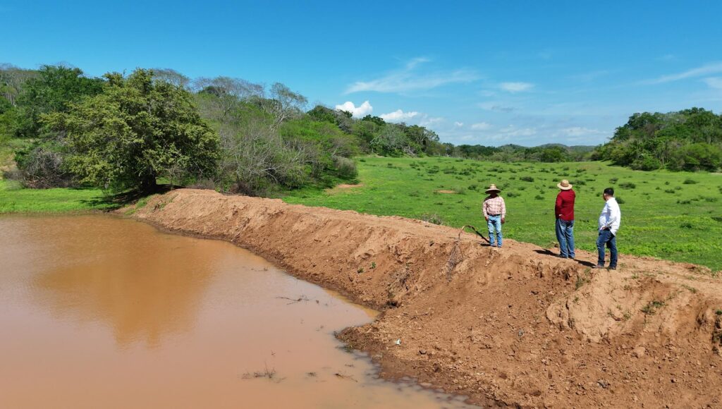Avanza la construcción de abrevaderos y bordos en la zona rural de Mazatlán