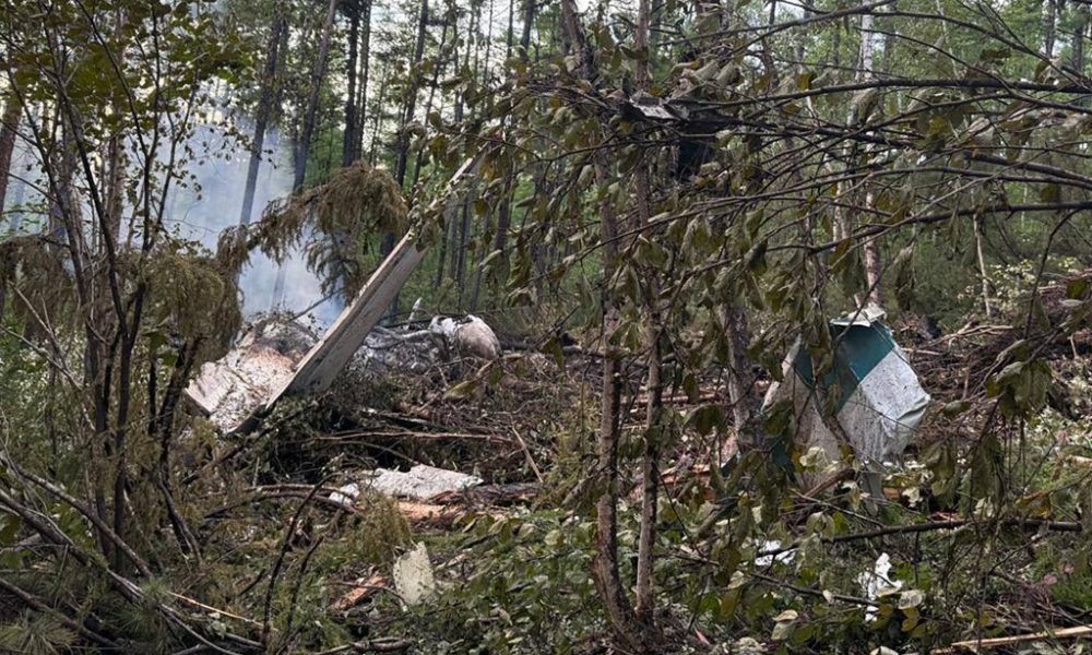 Avión desaparece del radar y se estrella en Rusia; reportan 28 muertos