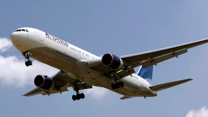Falla en avión provoca aterrizaje de emergencia y deja 282 pasajeros varados en isla del Atlántico