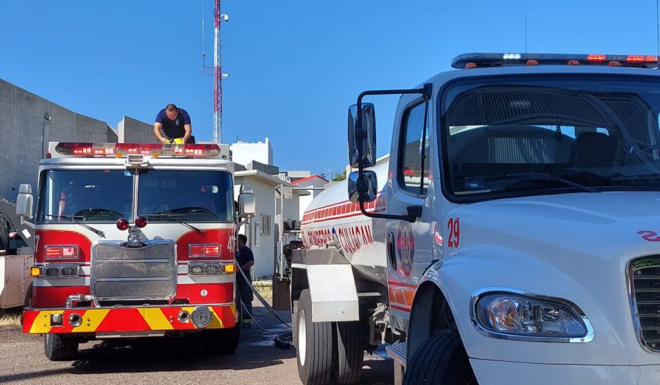 Camión y pipa de bomberos en Culiacán