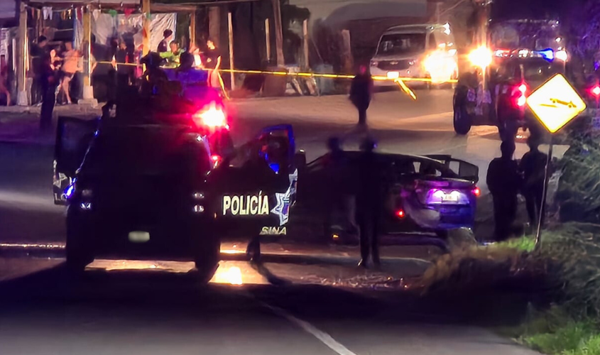 Policía de Sinaloa cierran carretera