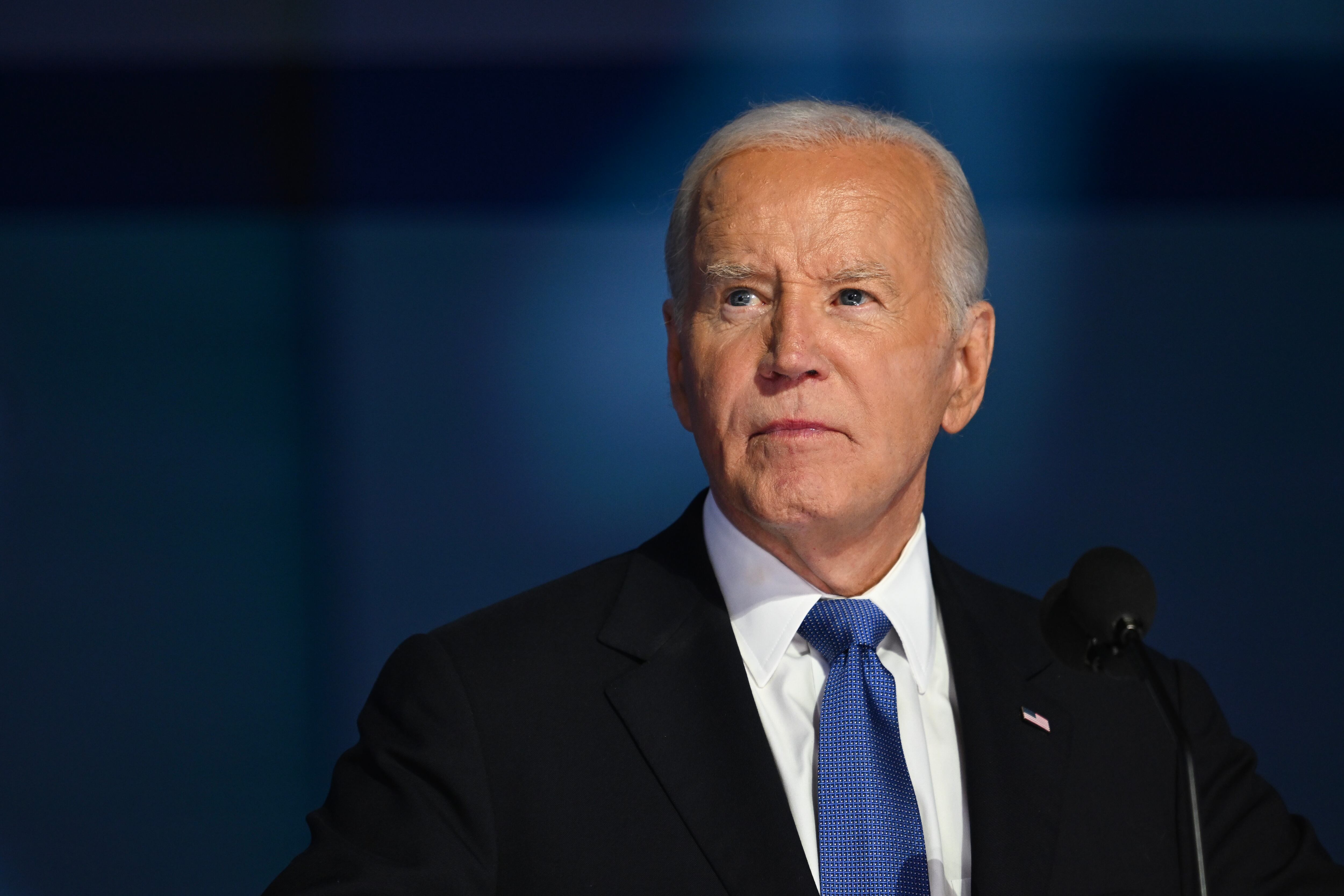 Biden critica plan fiscal de Trump por recortes en salud y beneficios a multimillonarios