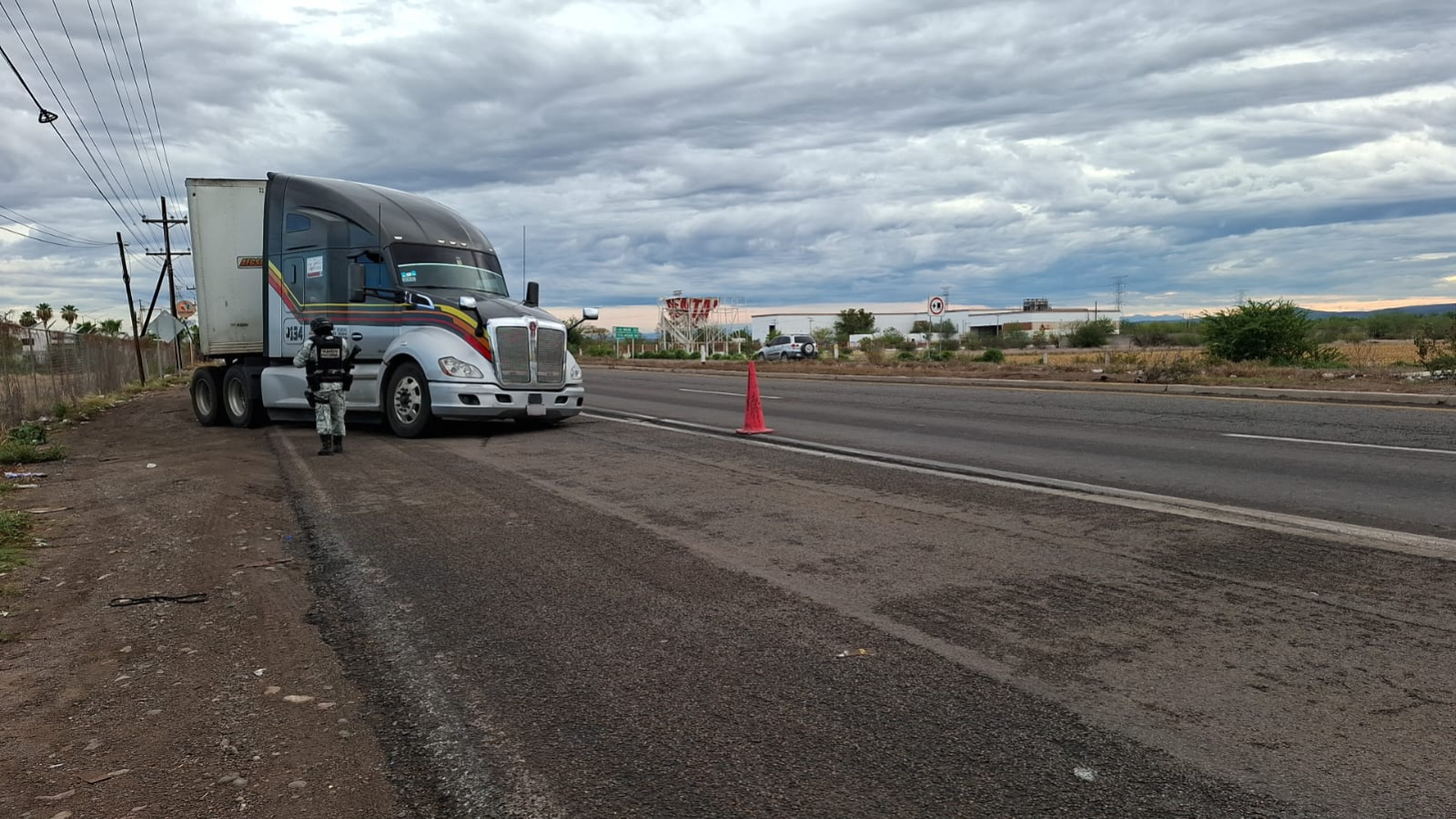 Delincuentes obligan a trileros a bloquear la carretera Culiacán-Eldorado