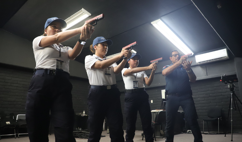Cadetes de la Unipol en prácticas de tiro