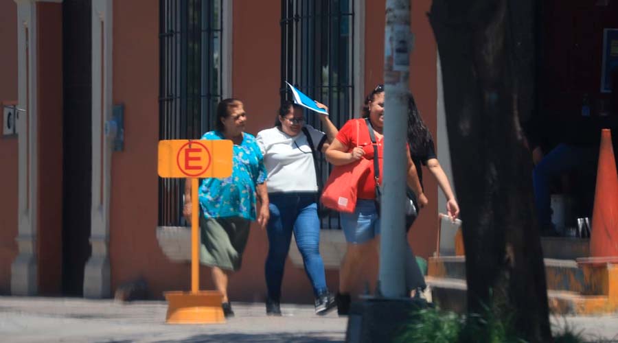 Ciudadanos se cubren del sol en Culiacán