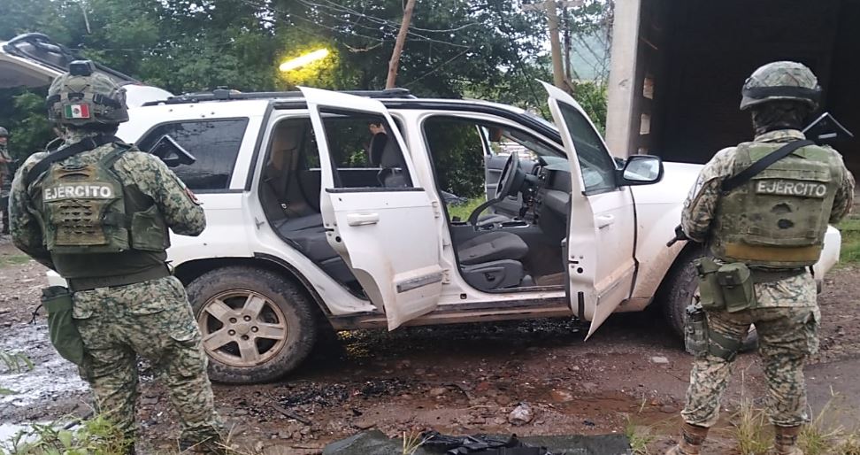 Camioneta asegurada tras persecución en Culiacán traía armas largas, cargadores y cartuchos