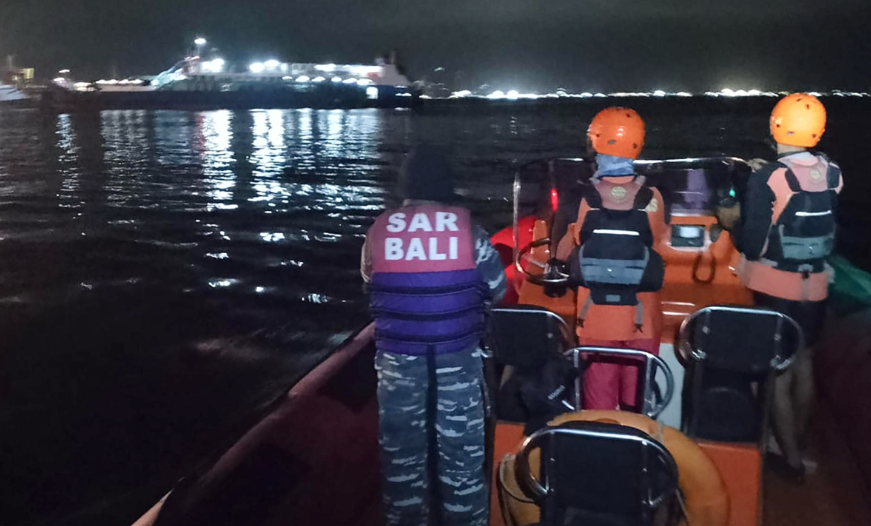 Tragedia en ruta a Bali; naufragio de transbordador deja muertos y decenas de desaparecidos