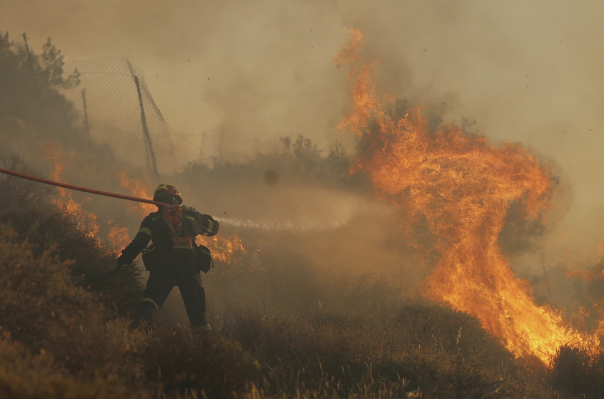 Fuegos forestales en Grecia y Turquía provocan evacuaciones y dejan víctimas