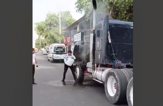 Tránsitos de Ahome evitaron que se quemara un tráiler: Los Mochis