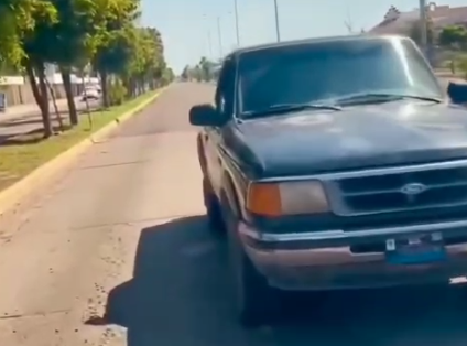 Se le fueron copas de más: conductor se duerme en pleno bulevar de Los Mochis