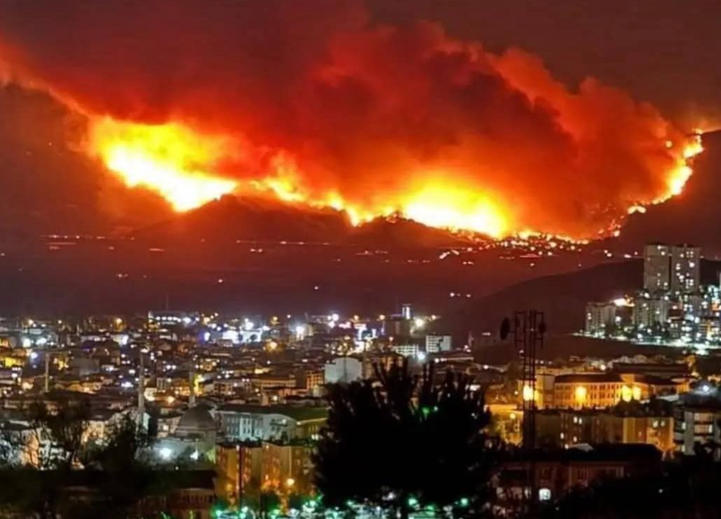 Incendios forestales en Turquía dejan miles de evacuados y un bombero fallecido