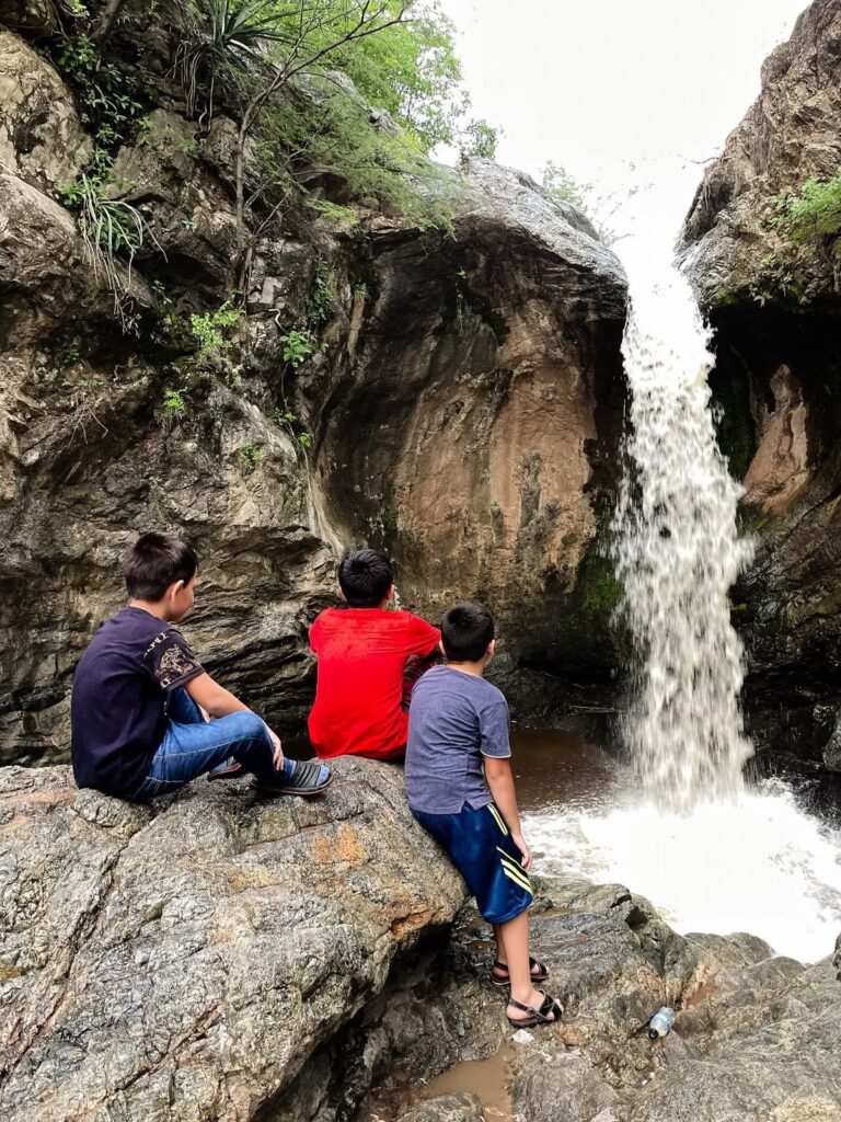 Jóvenes observando una cascada en El Fuerte.