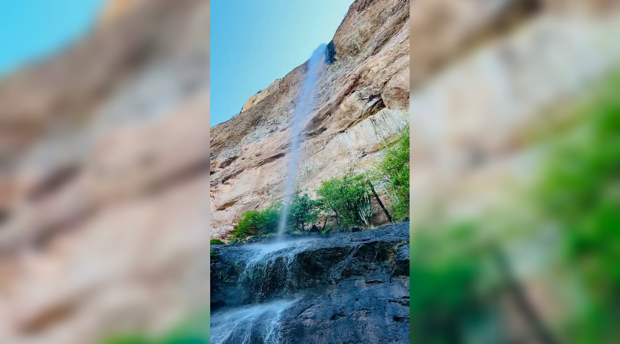Paso de agua en la cascada El Salto, en El Reparo, Choix.
