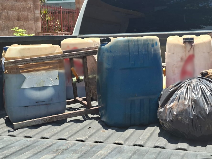 Catean inmueble donde procesaban drogas sintéticas y aseguran 200 litros de metanfetamina en Culiacán