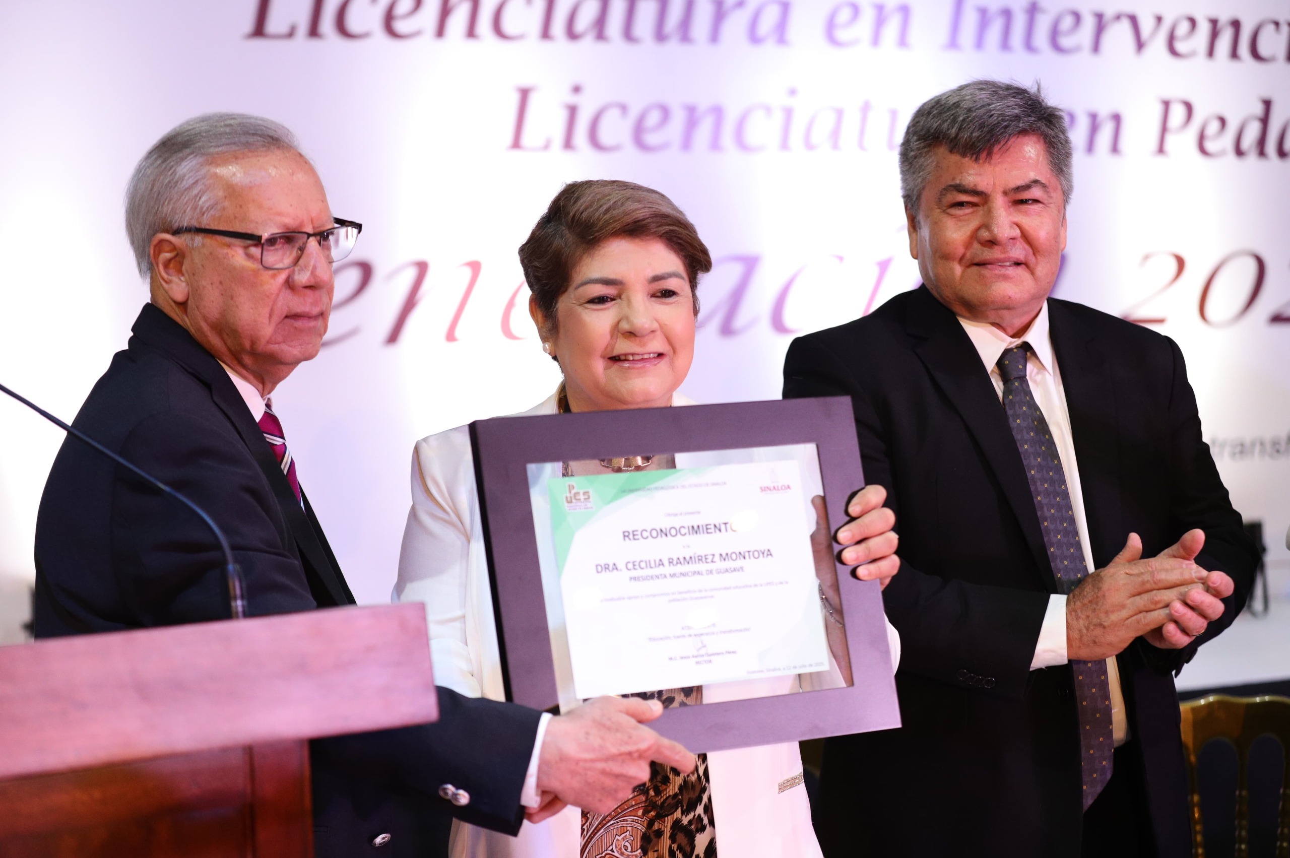 Alcaldesa Cecilia Ramírez en la ceremonia de graduación de la Universidad Pedagógica del Estado de Sinaloa (UPES), subsede Guasave.